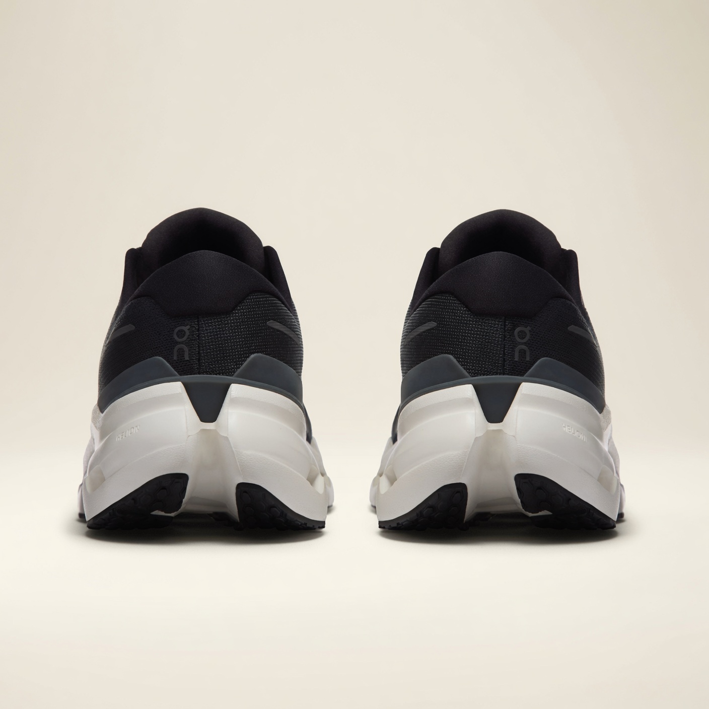 On Cloudgo — Noir / Blanc vue 3
