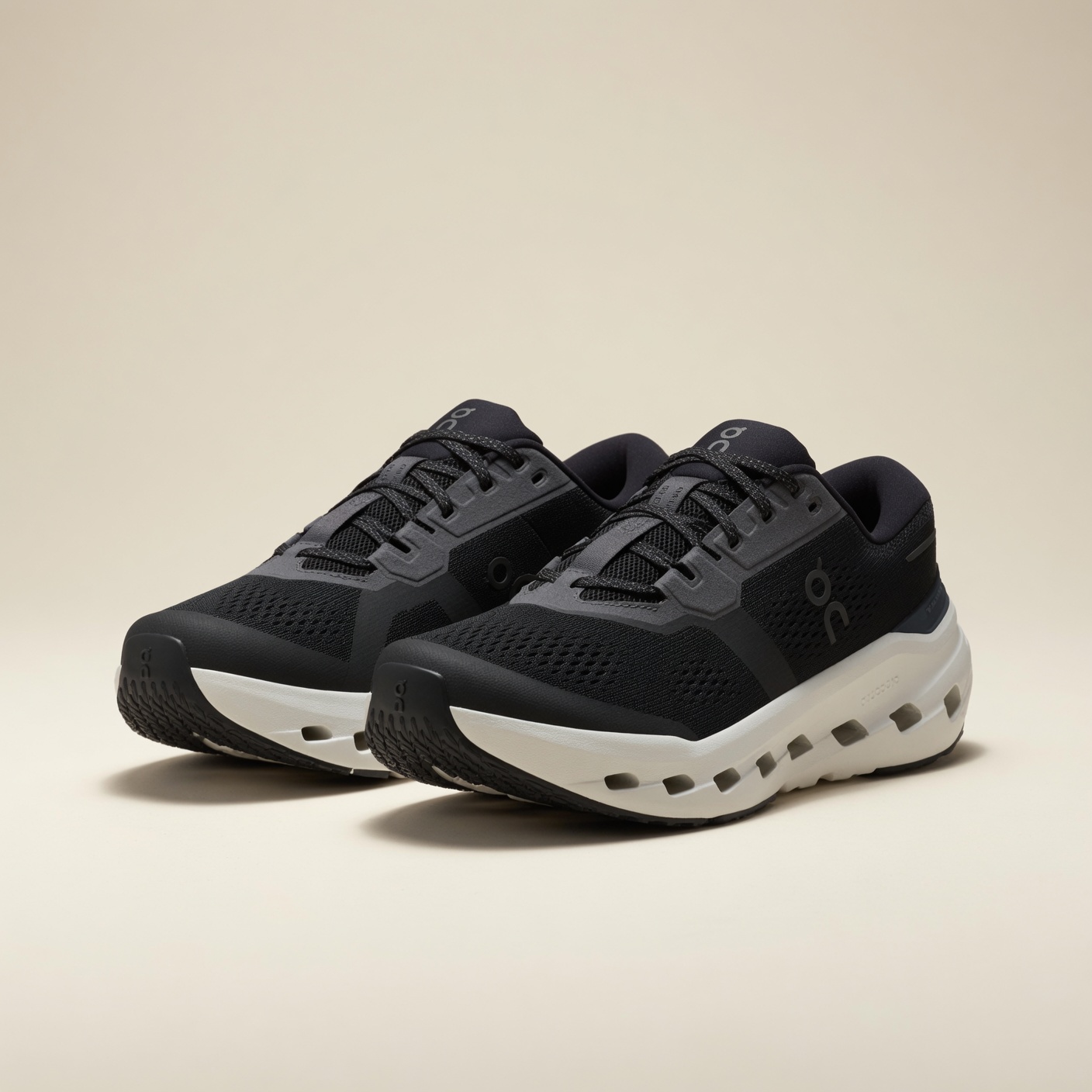 On Cloudgo — Noir / Blanc vue 4